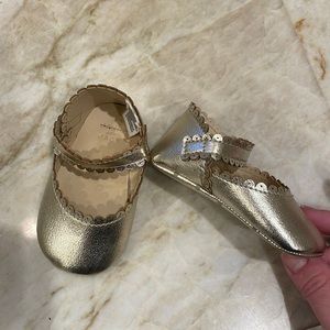 Janie and Jack 6-12 mo gold scalloped baby girl shoes!